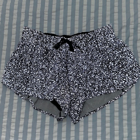 lululemon athletica Pants - Lululemon Hotty Hot Short Splatter Reflective size 8